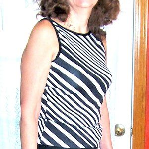 DORAOTHY PERKINS   size 10    VERTICAL STRIPPED BLACK and WHITE SLEEVELESS TOP